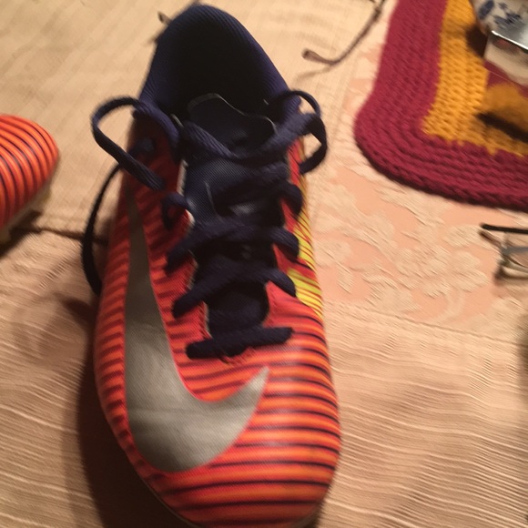 Athletic shoes - youth soccer cleats - Picture 2 of 8